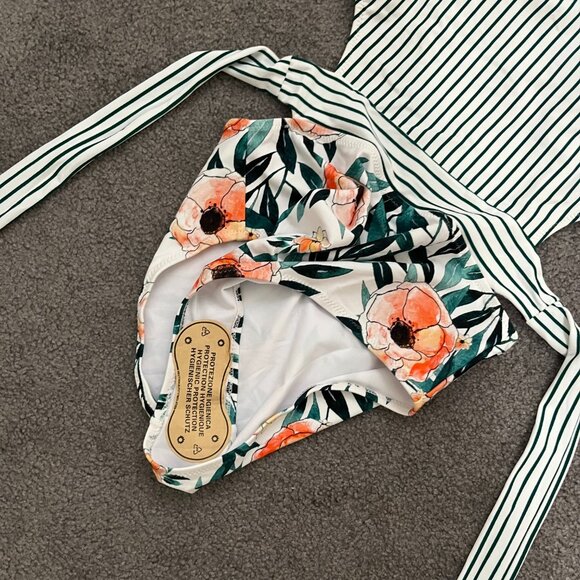 Cupshe | Miss U Poppy Print One-Piece Cut Out Swimsuit Zip Black Closure, size M - Picture 9 of 9